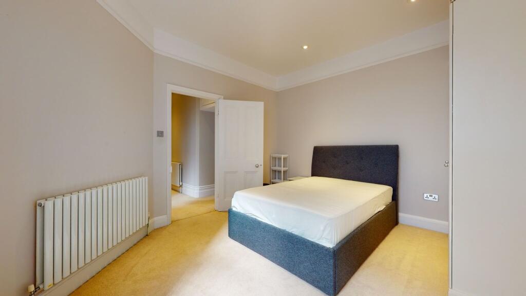 A clean and well-maintained double bedroom feat...