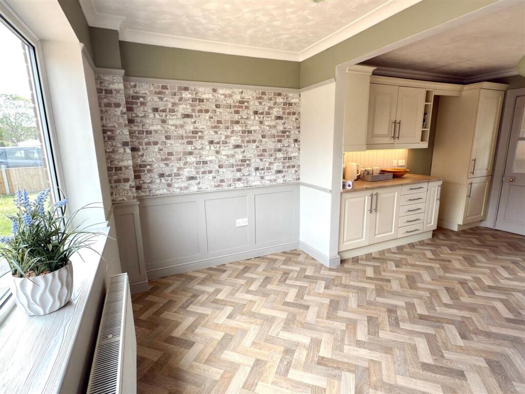 DINER AND KITCHEN AREA.jpg