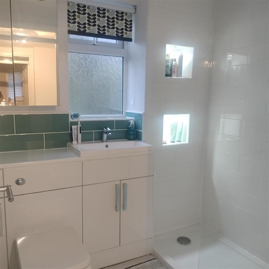 51 heol gwun rhos bathroom.jpg