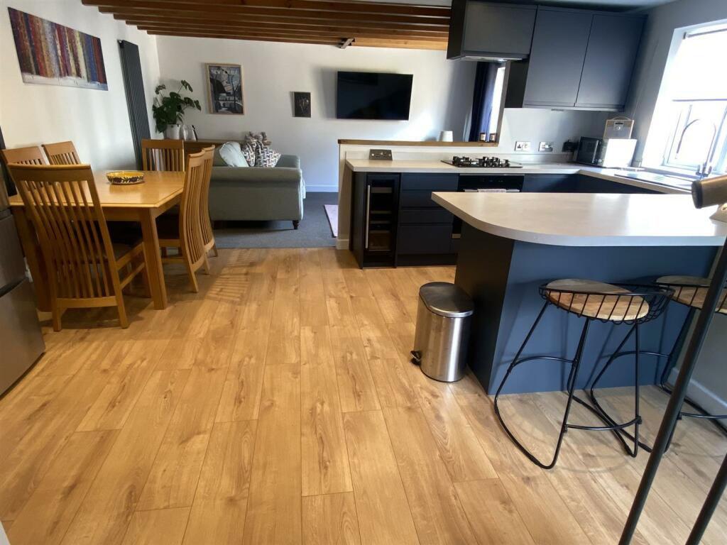 Dining kitchen area
