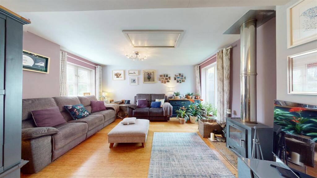 OPEN PLAN LIVING/DINING ROOM