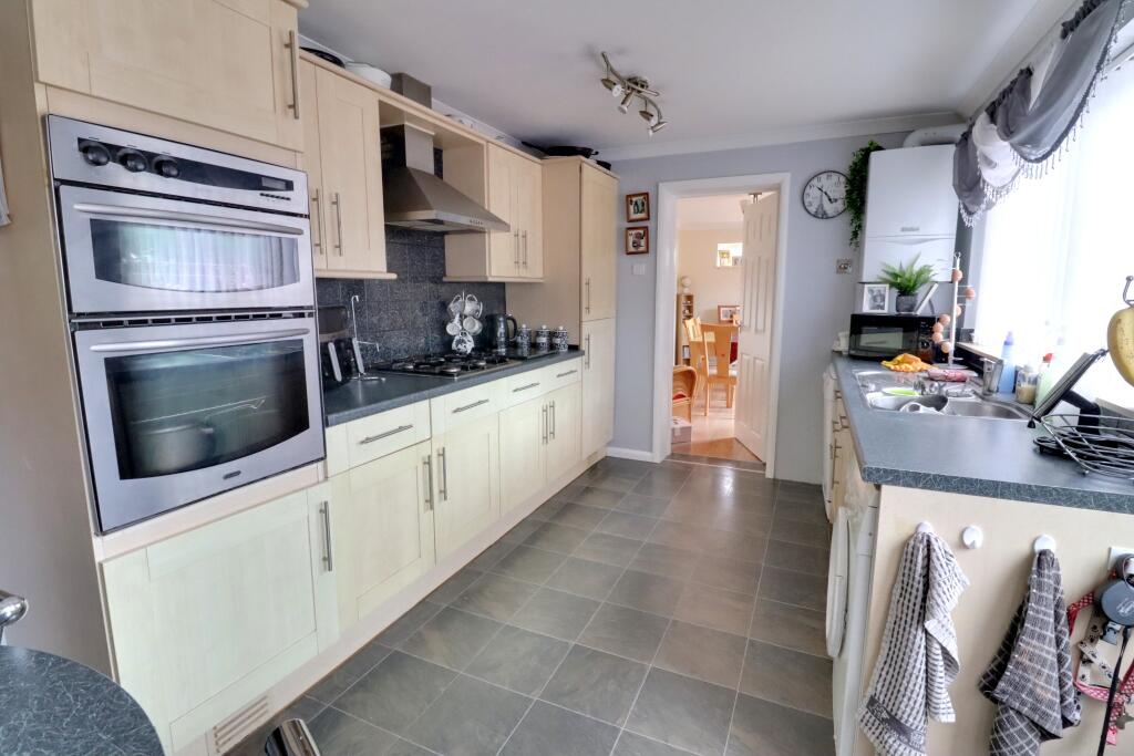 KITCHEN/BREAKFAST ROOM