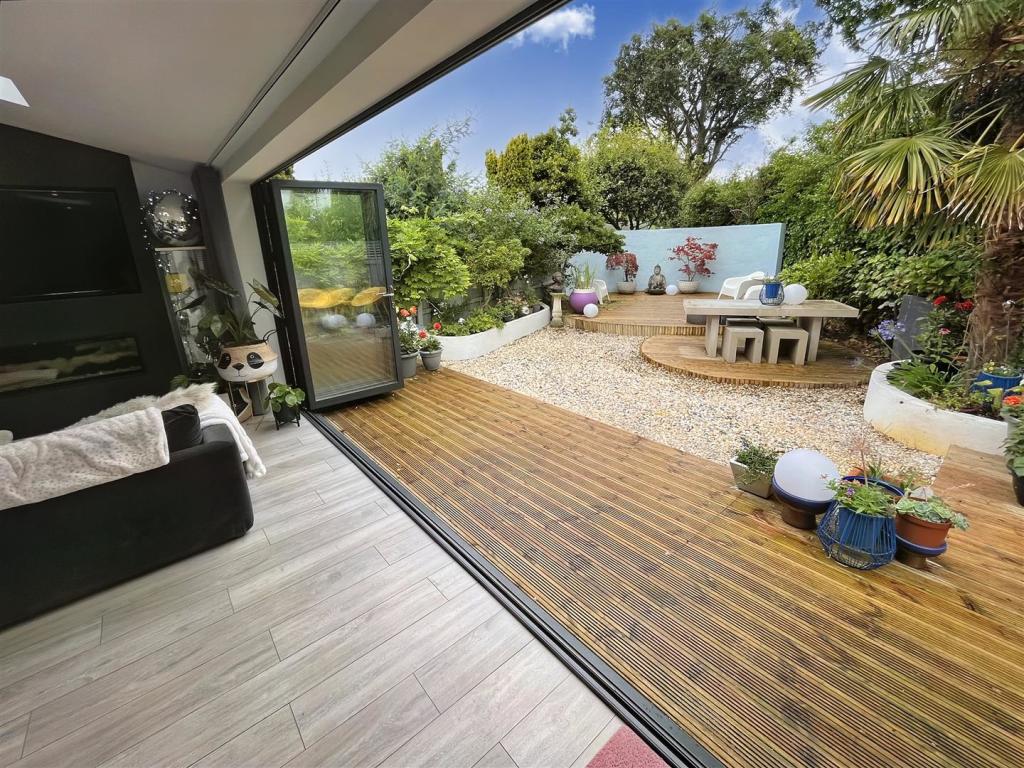 Bi folds to Garden