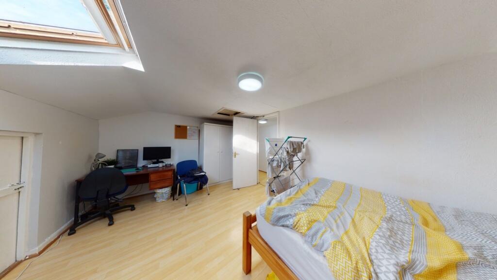 Bright and tidy single bedroom featuring a comf...