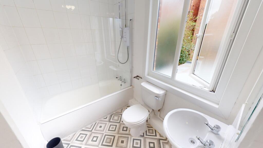 23 Burford Bathroom