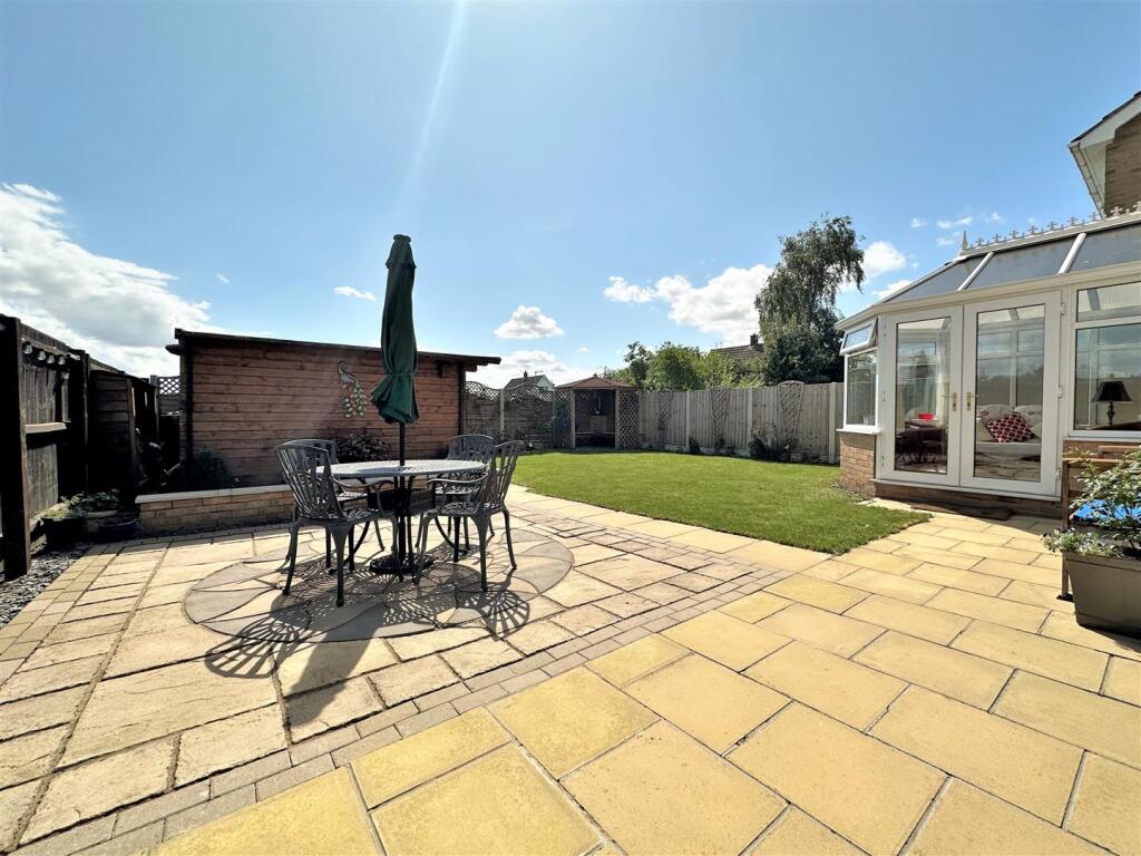 SOUTH FACING Rear Garden 666