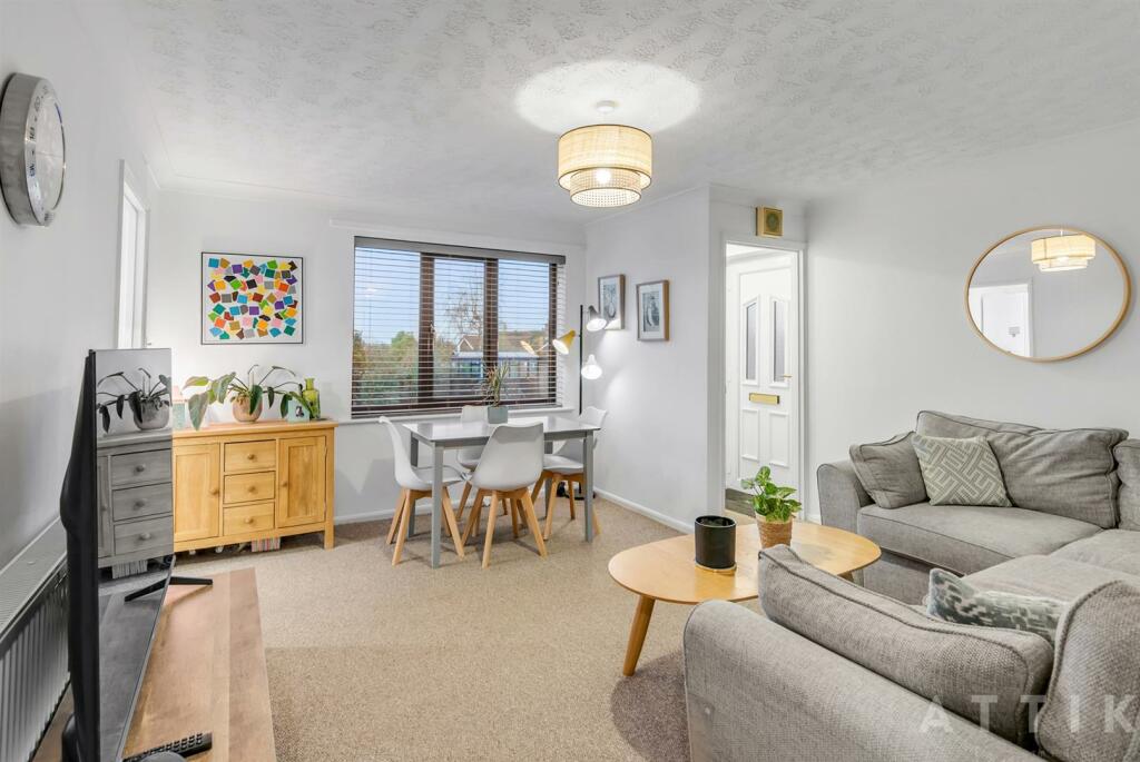 93 Dukes Drive Halesworth IP19 8TJ (16).jpg