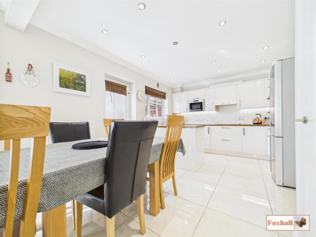 Kitchen / Dining Area