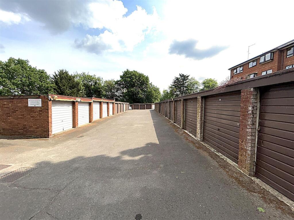 GARAGE &amp; PARKING