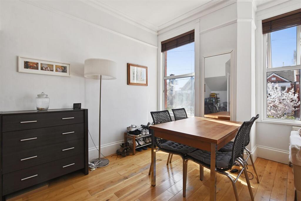 13-38aeGCWT - Flat B 27 Leghorn Road - Reception 3