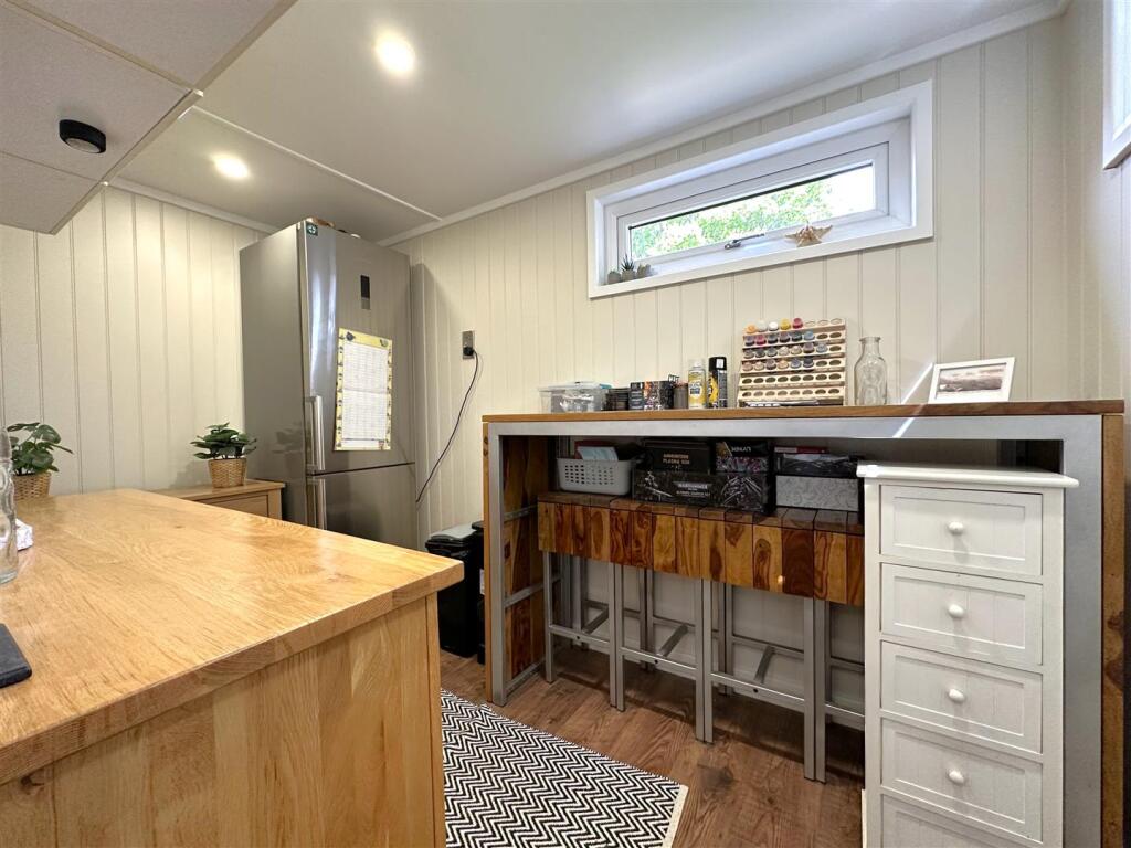 Annexe: Kitchenette/Utility 295