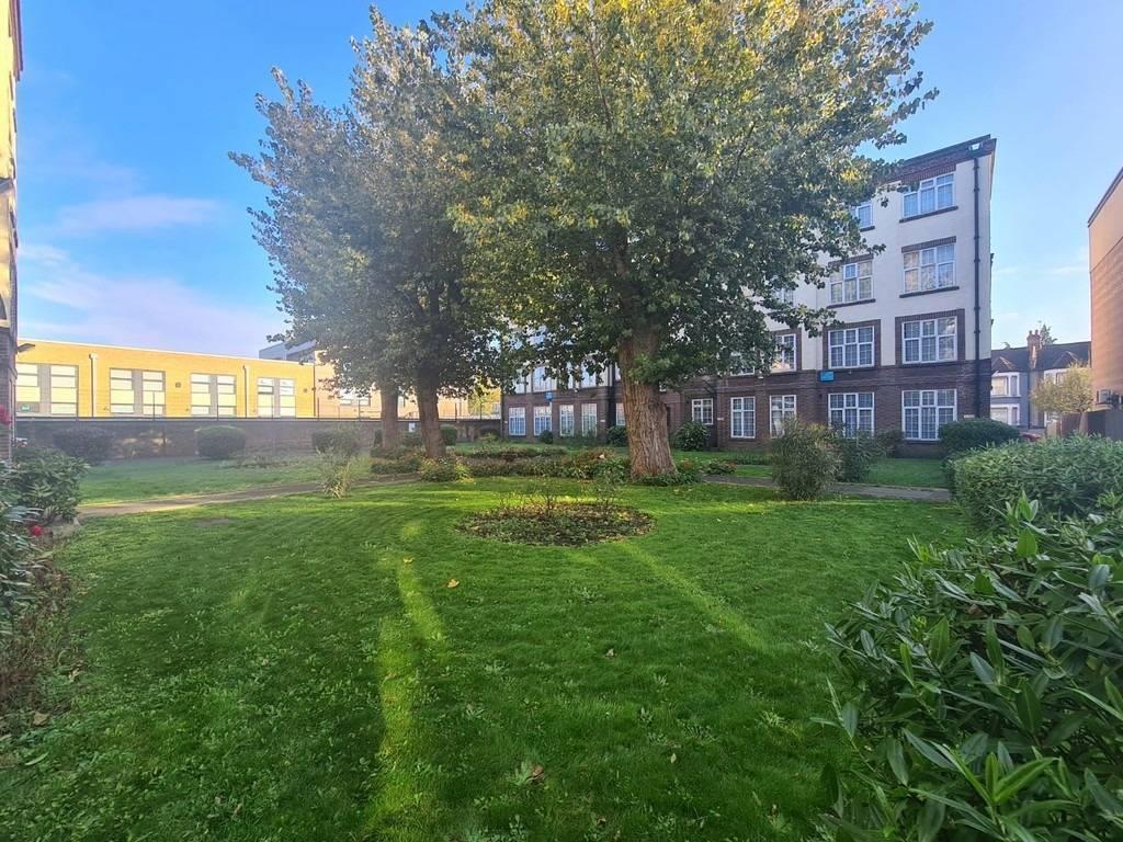 St james Court -- Communal garden.jpg