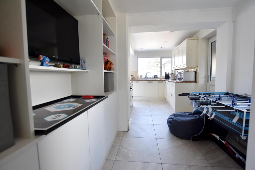 KITCHEN/DINER/FAMILY AREA