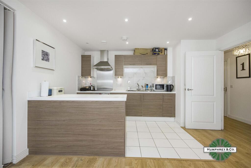Flat 7  Merlin Heights  Waterside Way -008.JPG