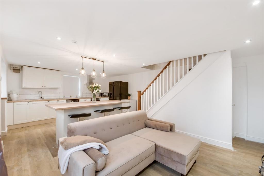 Kitchen/ Dining