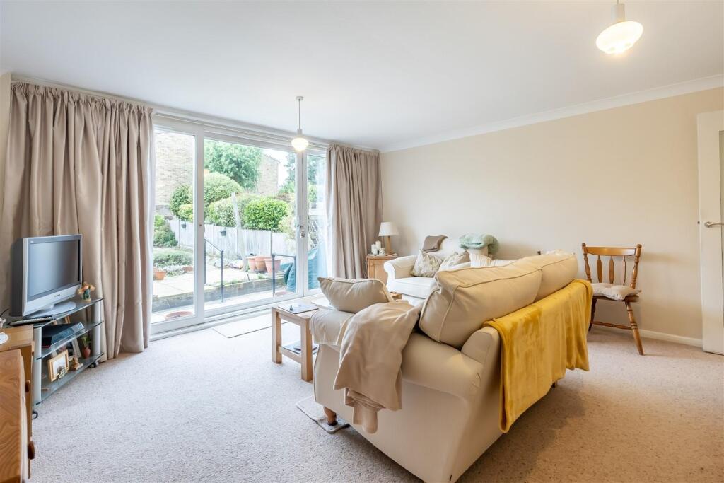 17 Highfield Green  (6).jpg