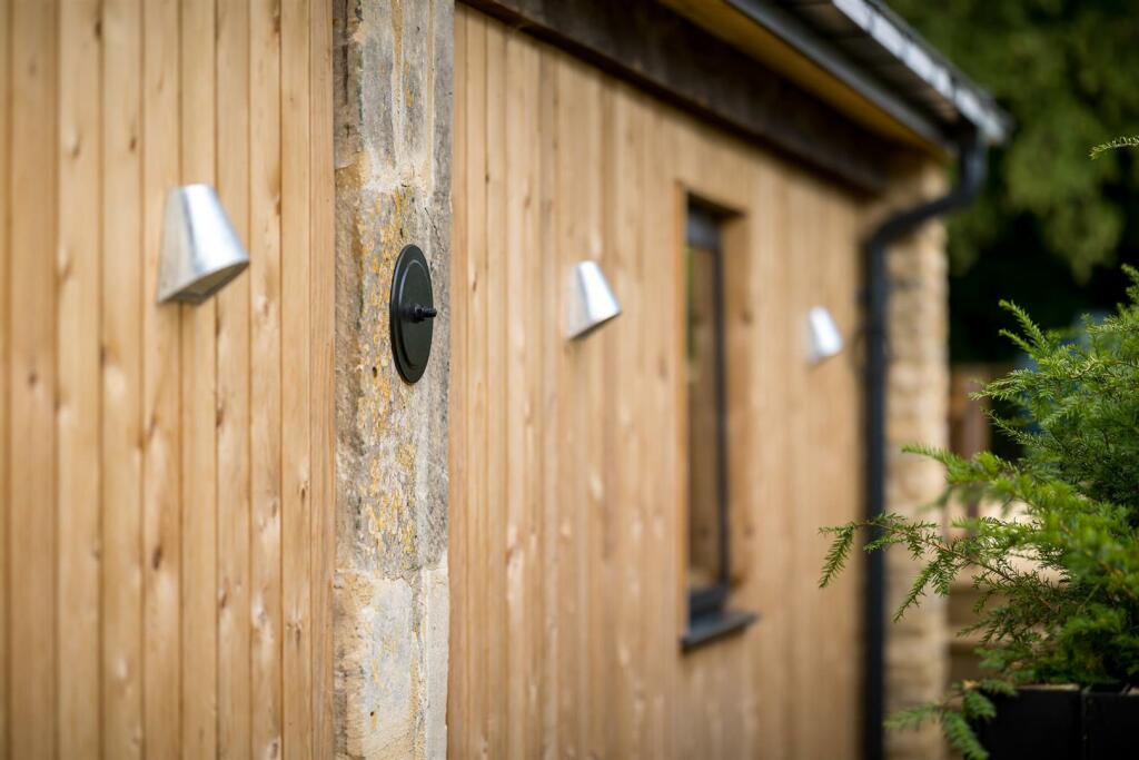 4 - The Stables - GL7 5DY - Web.jpg