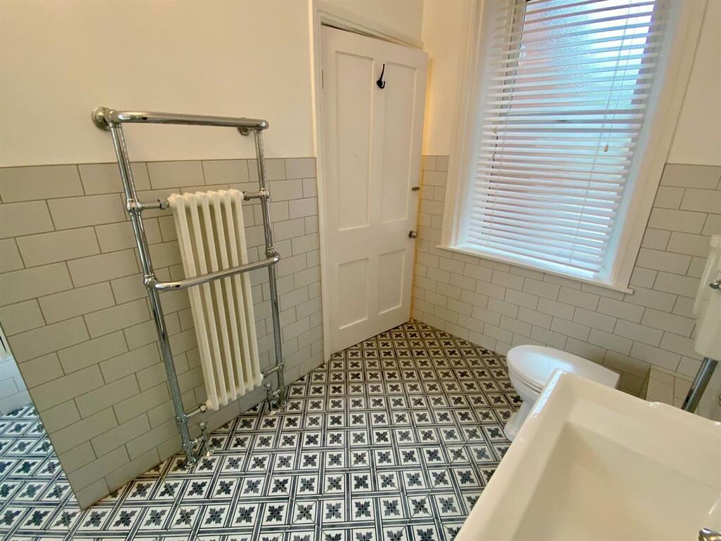 bathroom 1.jpg