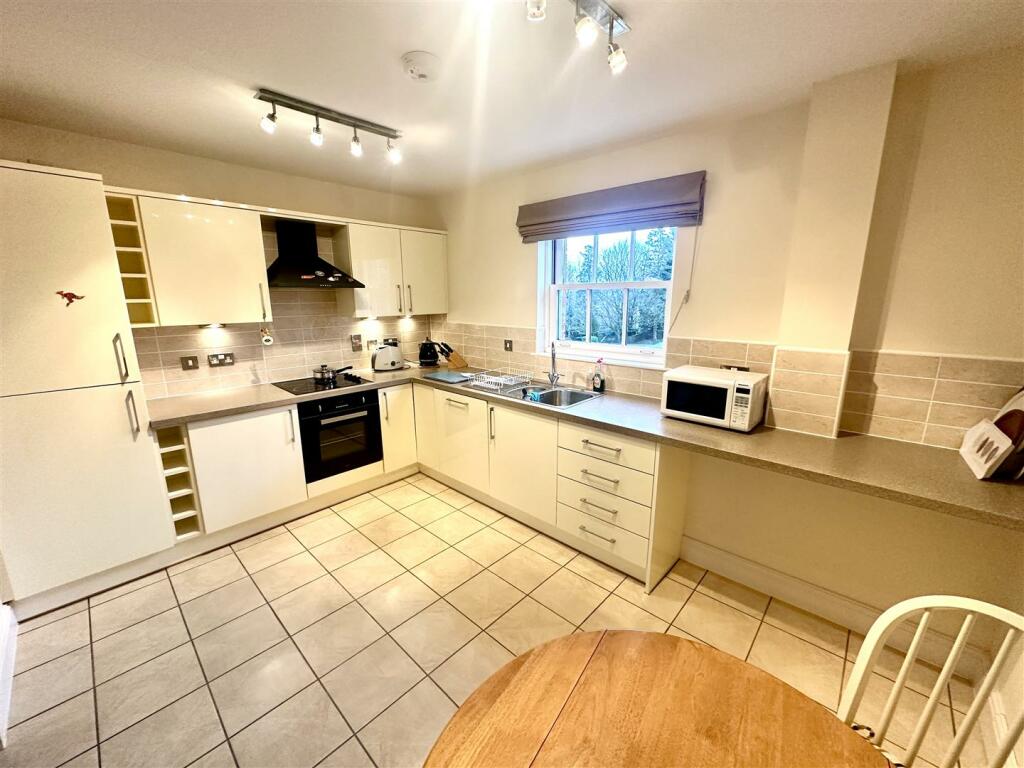 KITCHEN/BREAKFAST ROOM