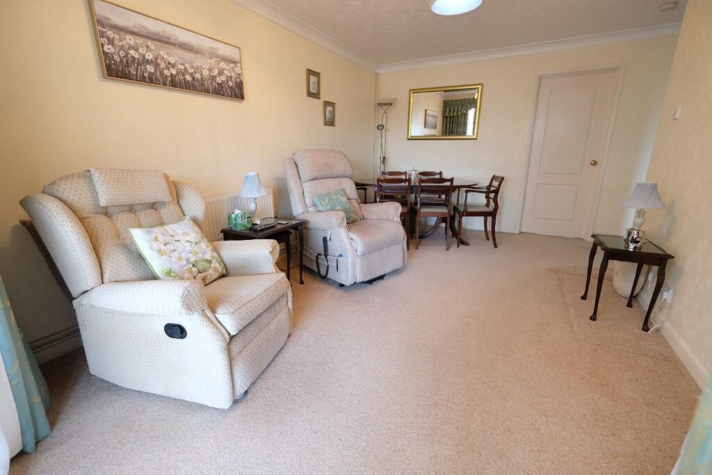 SITTING/DINING ROOM