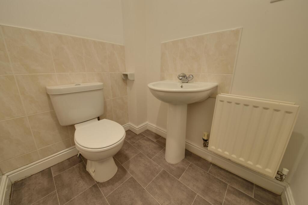 Main bathroom, 2nd floor