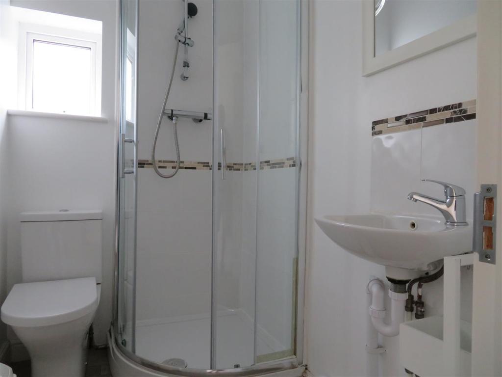 7 Montgomer Bath.JPG