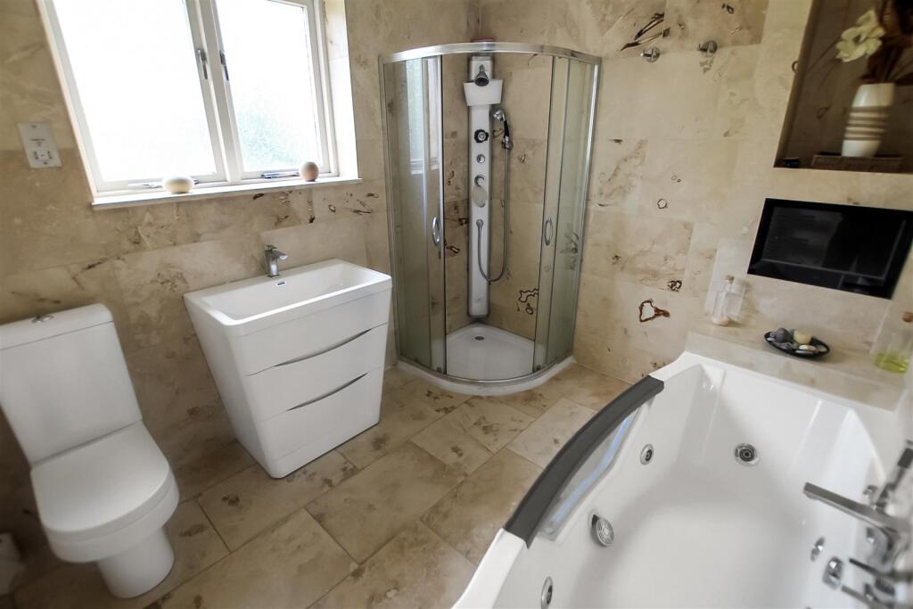 En-Suite Bathroom/Shower/WC