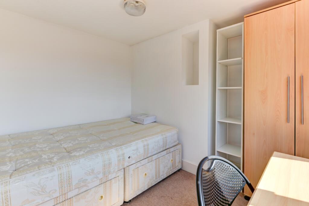 G4 83 Brading Road bedroom 6 