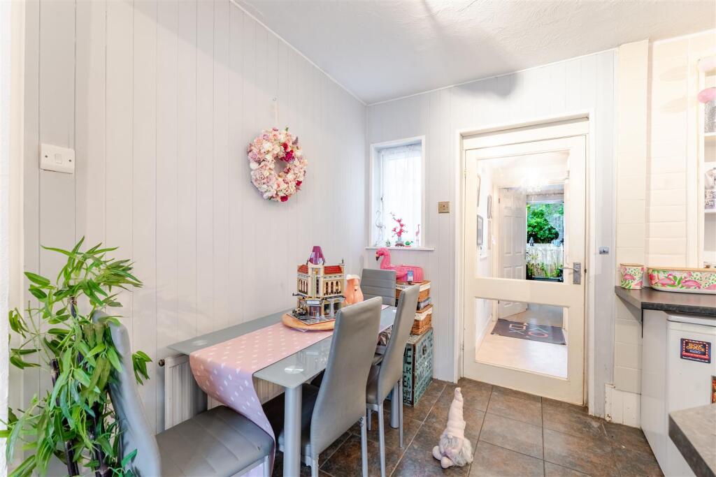 5 - dining area.jpg