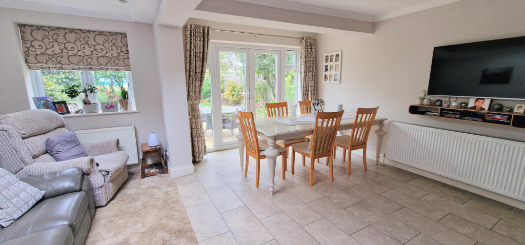 TV/DINING AREA