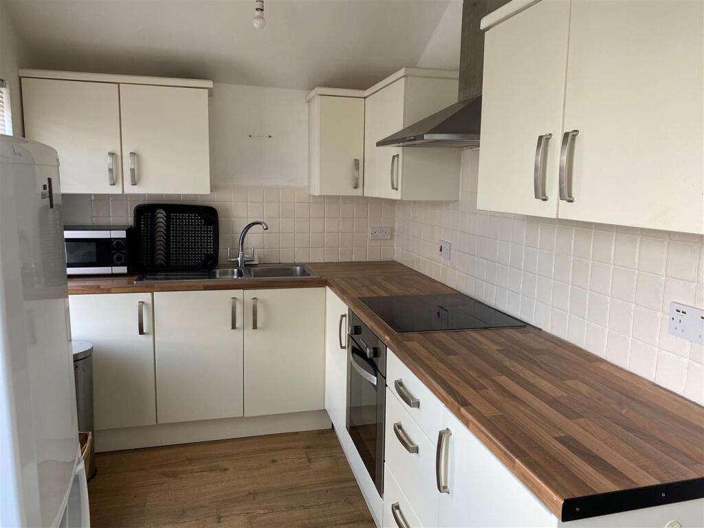 86 High Street - kitchen.jpg