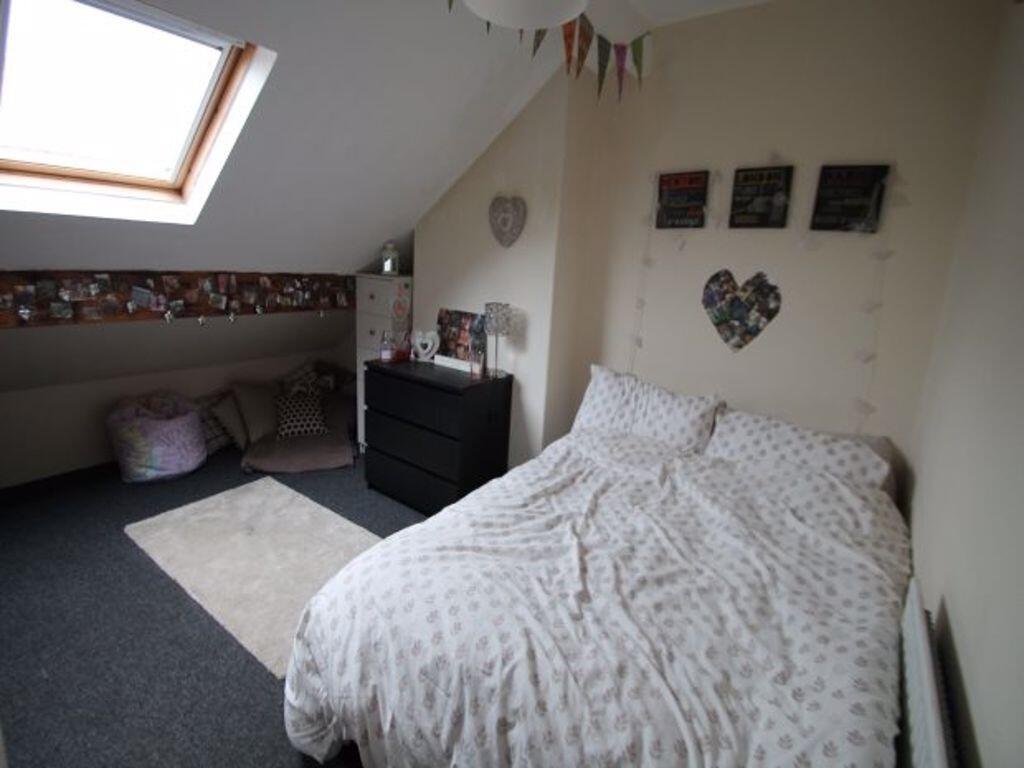 A cozy double bedroom featuring a comfortable b...