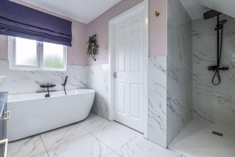 En suite to master bedroom