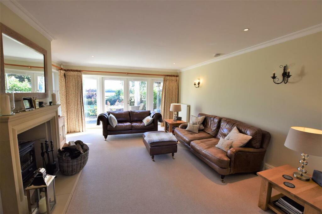 2 Arlingdon - Sitting Room 1.jpg