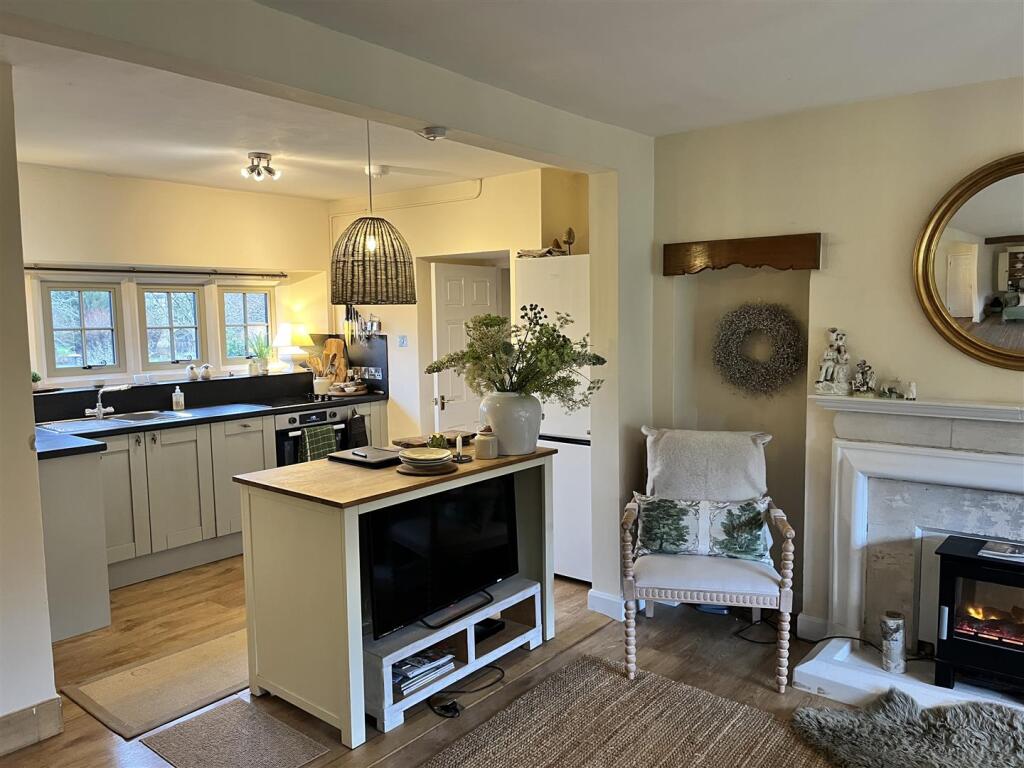 Kitchen/ Dining Room