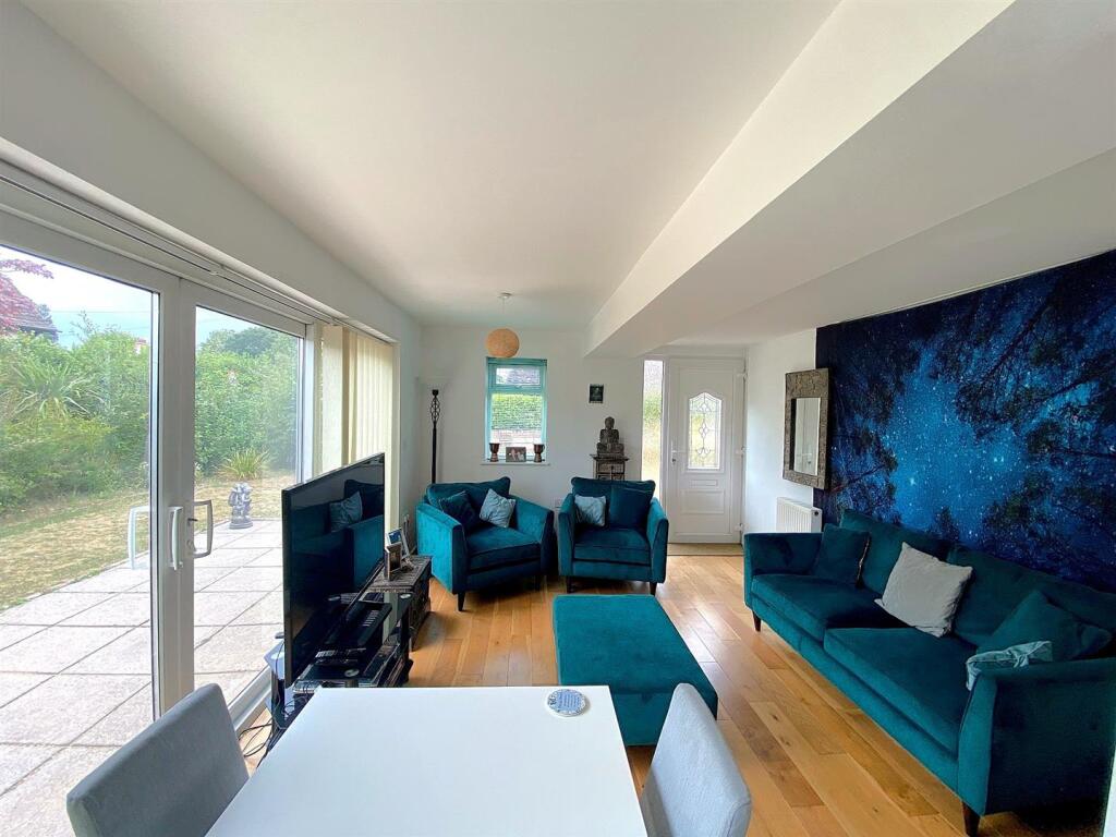 2 Ward Way - Lounge2.jpg