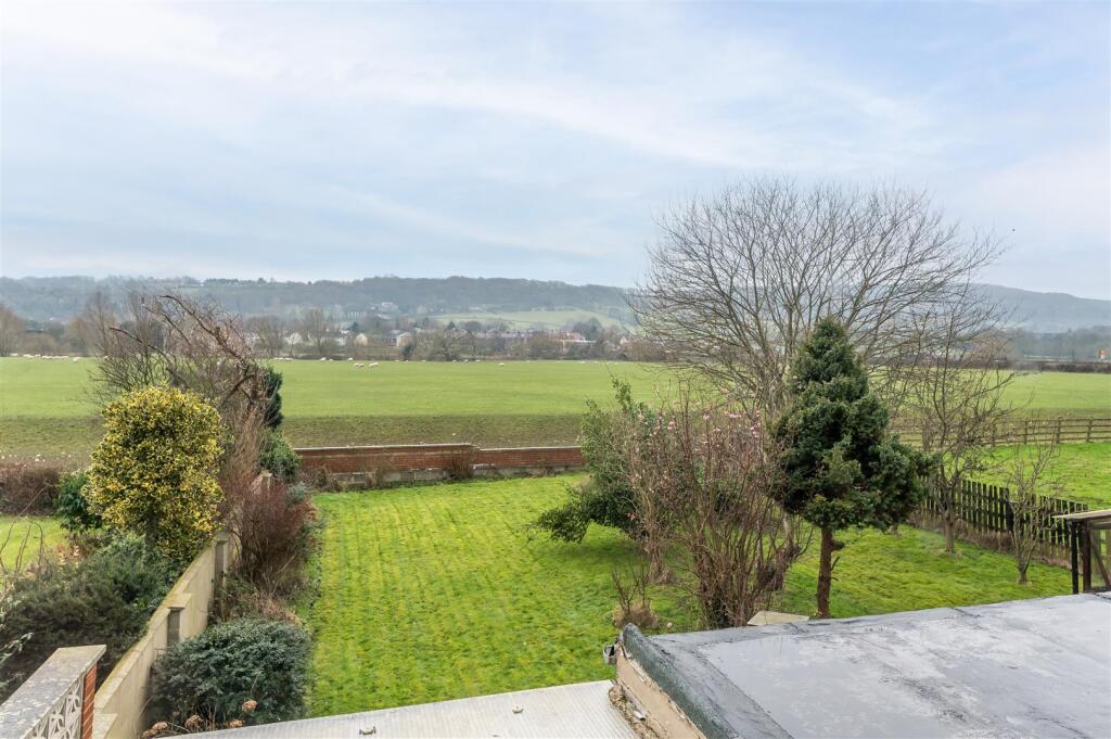 Garden &amp; View To The Rear