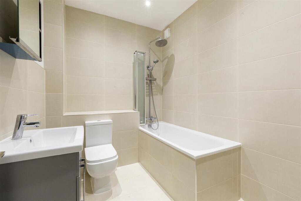 Flat A, 37 Chalton Street -10.jpg
