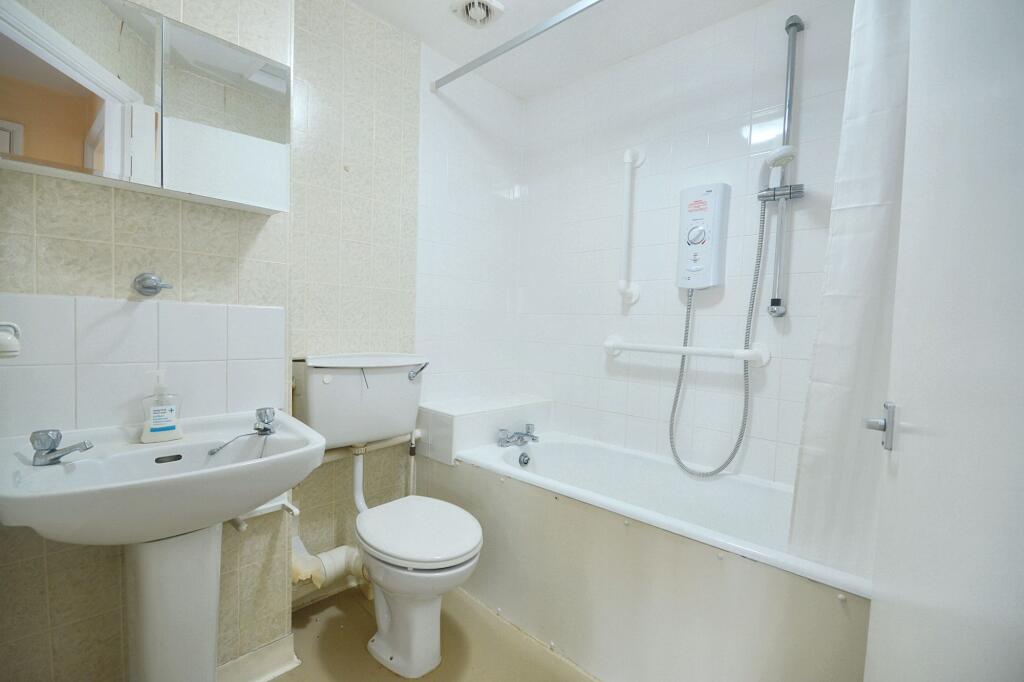 Flat D, 58 Hereford Road, Bayswater, London W2 5AJ