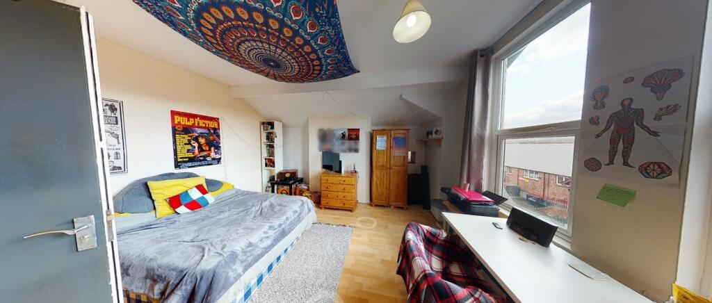 A spacious and bright large double bedroom feat...