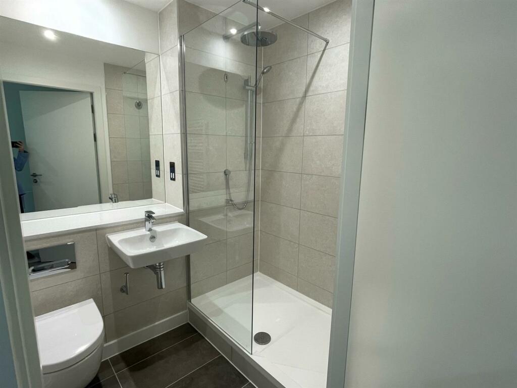 Bathroom 2.jpg