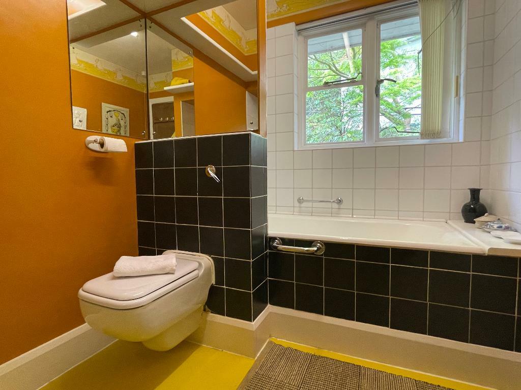 Family bathroom, very private