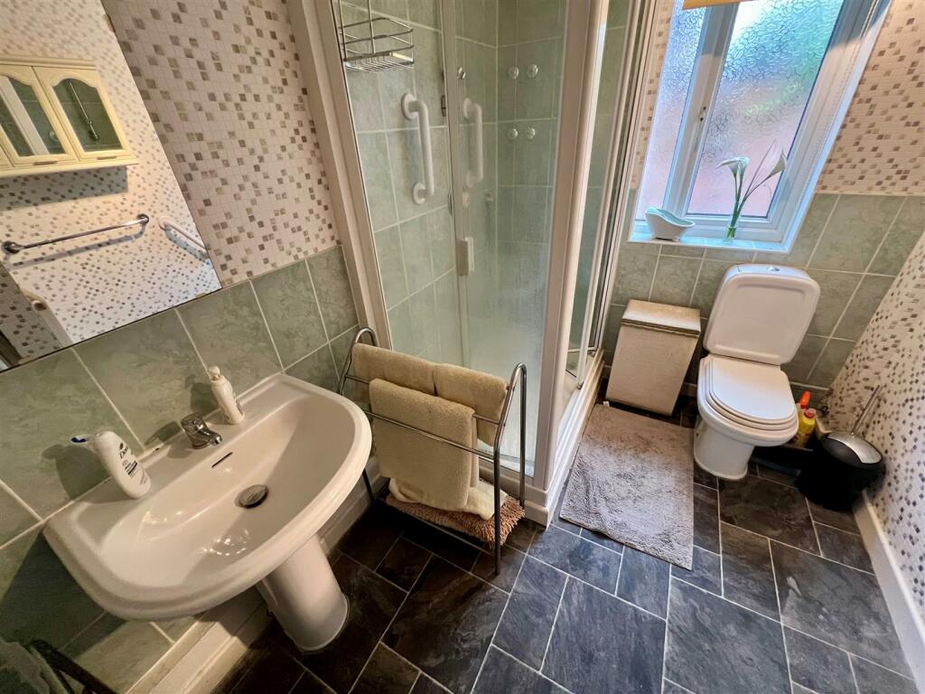SHOWER ROOM