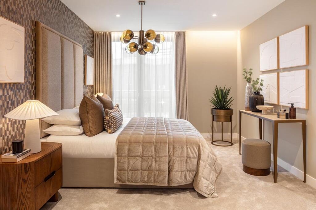 Impressive main bedroom