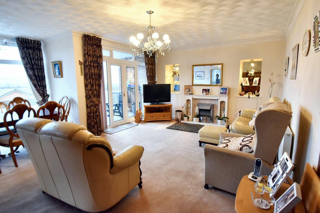 Lounge/Dining Room