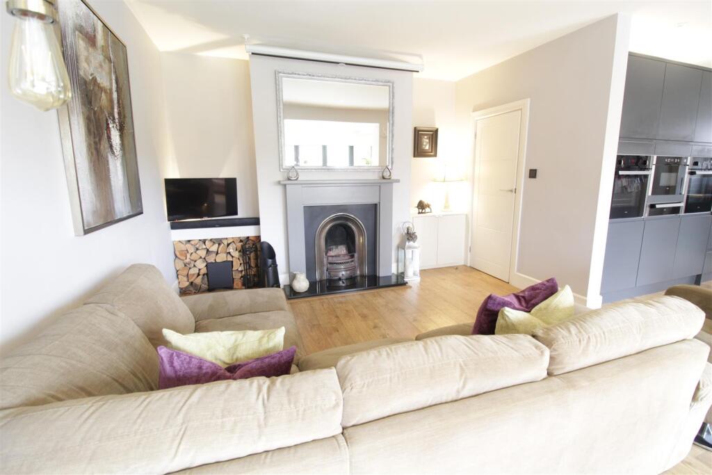 GARDEN ROOM/ DINING AREA