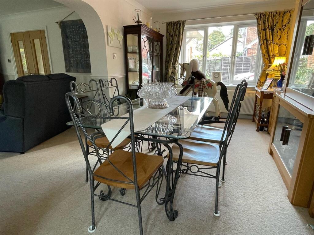 Dining room 2.jpg