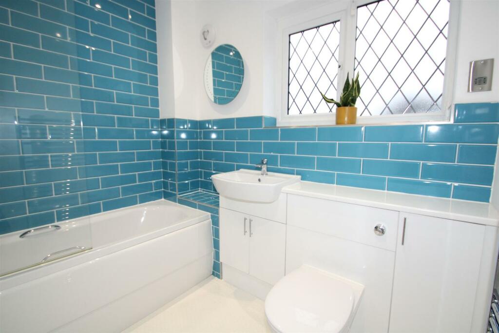 Family Bathroom 1
