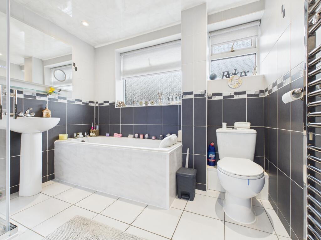 CAM03729G0-PR0156-STILL008