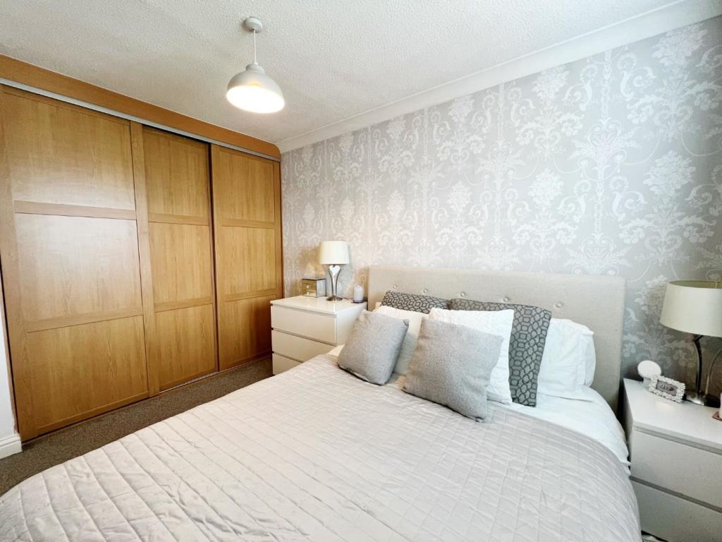 Bedroom 1 pic 2.jpg
